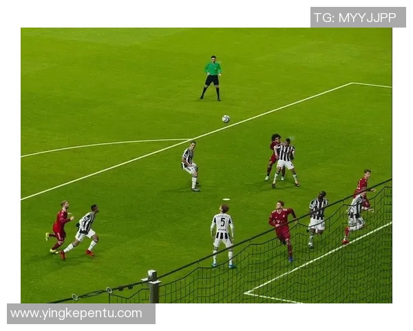 友谊赛精彩对决尤文图斯与拜仁战成平局全场热情高涨